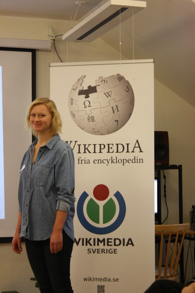 Nadja framför rollup med Wikipedia- och Wikimedialogo